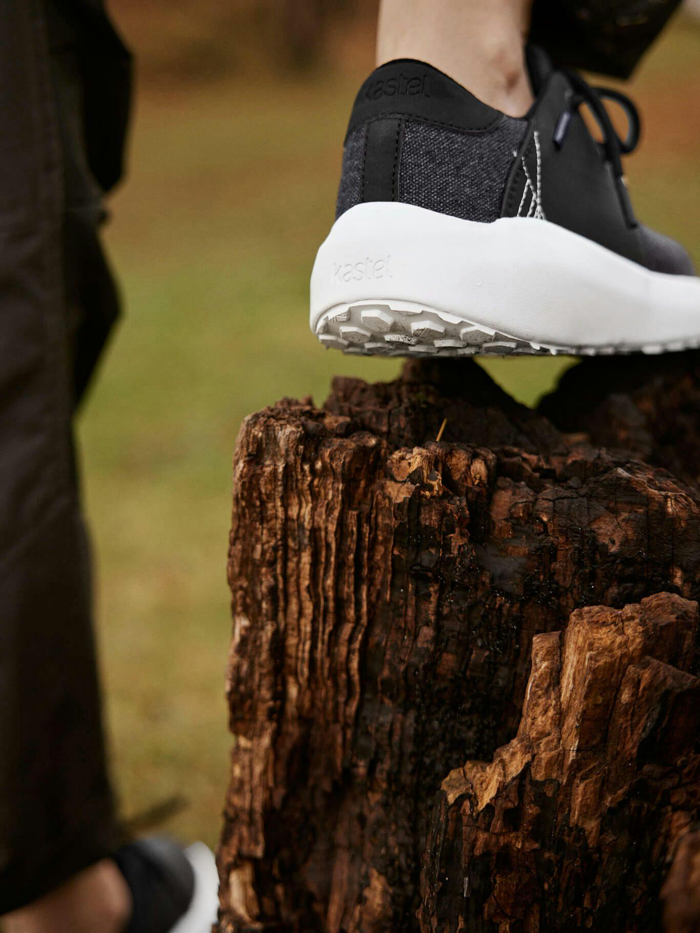 Lofoten Terreng Hamp sneakers mikser vanntett PU med hamp og en terrengsåle for en balanse av komfort, beskyttelse, og stil.