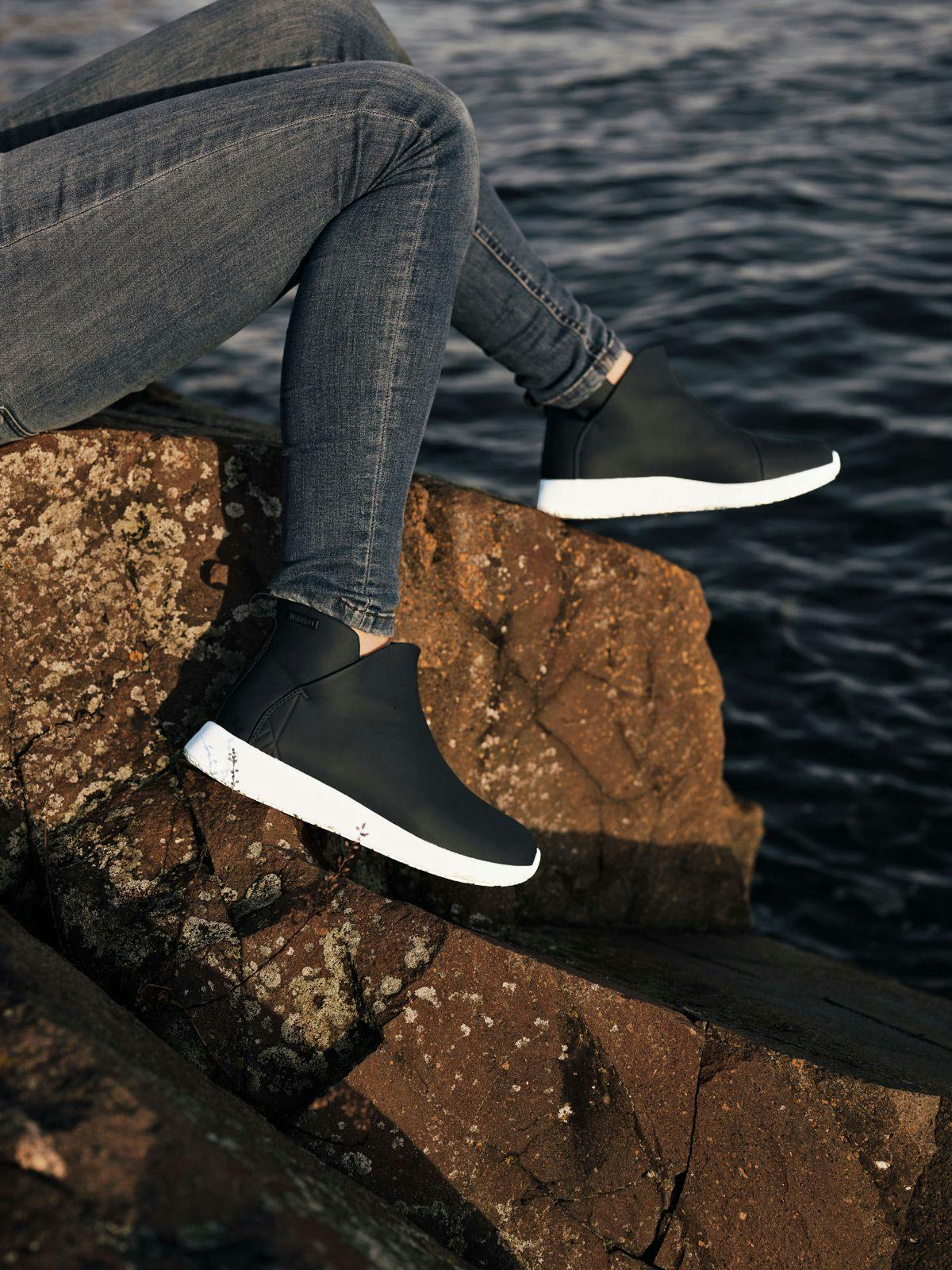 Røros Classic støvletter moderniserer den tradisjonelle gummistøvelen, ved å kombinere hverdagskomfort med vanntett PU og en klassisk sneaker-såle.